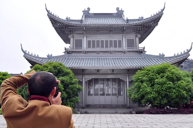 The picture shows the "Yongxing Silver Tower", covered in silver, built by a local enterprise.