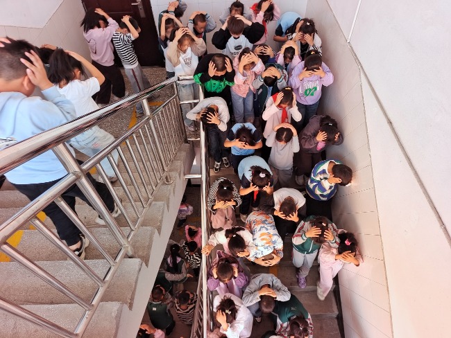 汶川大地震造成8萬多人死亡和失蹤。圖為汶川大地震十五週年之際，民眾到震央附近漩口中學遺址祭奠緬懷。