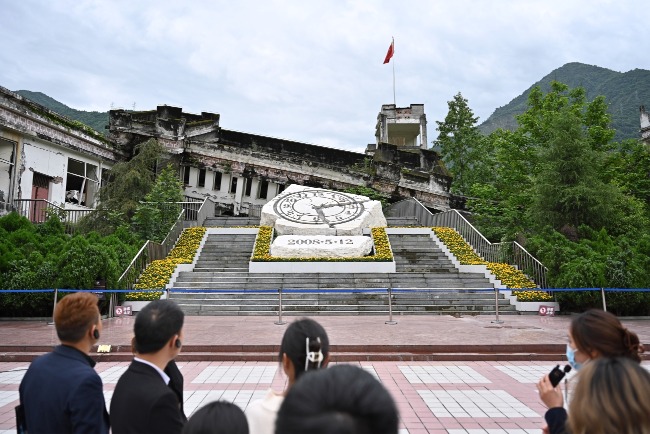 汶川大地震造成8萬多人死亡和失蹤。圖為汶川大地震十五週年之際，民眾到震央附近漩口中學遺址祭奠緬懷。