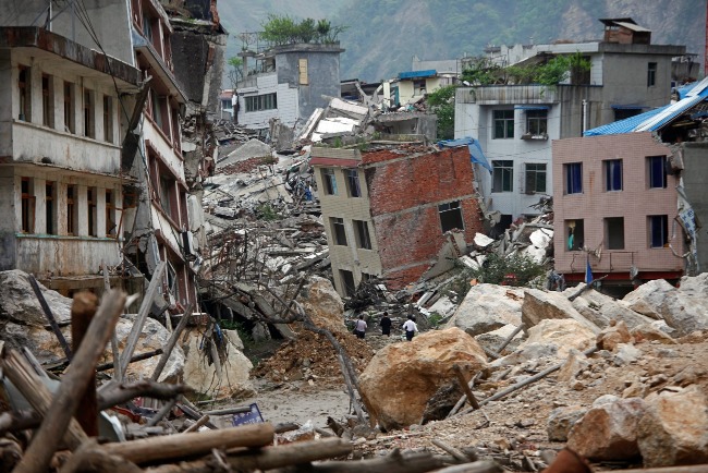 中國是地震多發國家，國家地震預警工程可以減低地震造成的人命等各方面損失。圖為汶川大地震後，北川縣城變成廢墟。