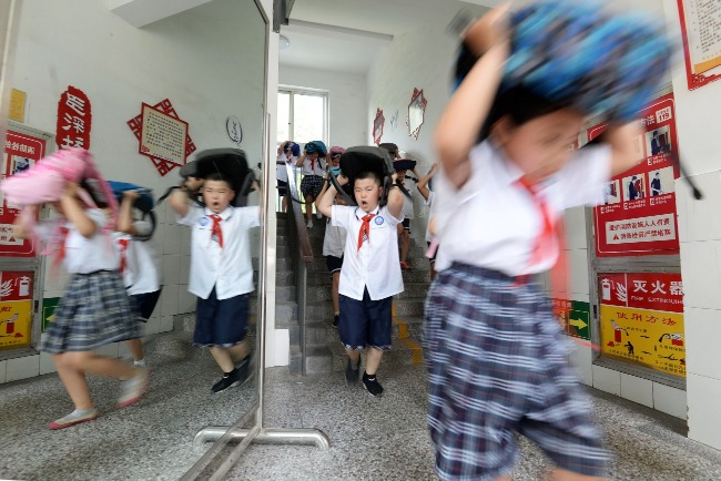 地震預警只有以秒計的時間，但已能拯救佷多生命。圖為河北省邯鄲市的一所小學，學生們進行地震逃生演練。