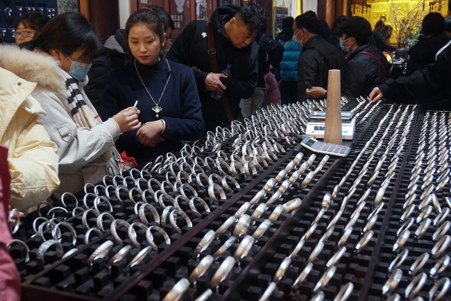 中國人自古視白銀為財富象徵之一，也喜愛白銀飾物。圖為上海商廈內的「銀文化非遺館」吸引眾多遊客參觀。