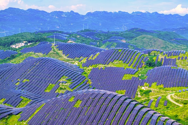 太陽能是重要的新能源，而生產太陽能板離不開白銀。圖為安裝在貴州安順山地的太陽能板。