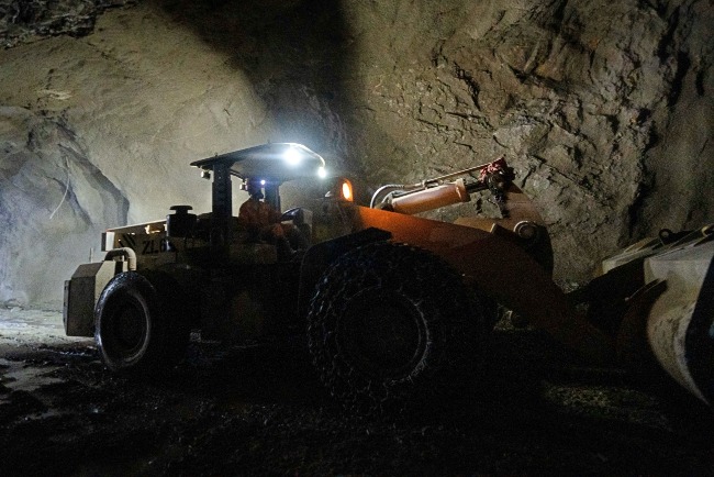 中國的白銀多來自與銅、鉛、鋅等金屬伴生的礦藏。圖為貴州一處鉛鋅礦，該礦亦有一定的白銀含量。