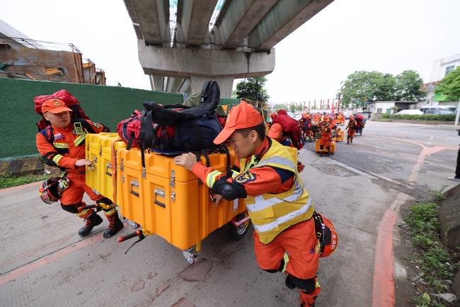 Although Guangdong rarely has earthquakes that cause casualties and damage, the authorities dare not let their guard down, and from time to time hold disaster relief drills.
