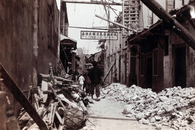 The great Nan'ao earthquake caused significant damage in places like Shantou and Chaozhou. The picture shows a street scene in Shantou.
