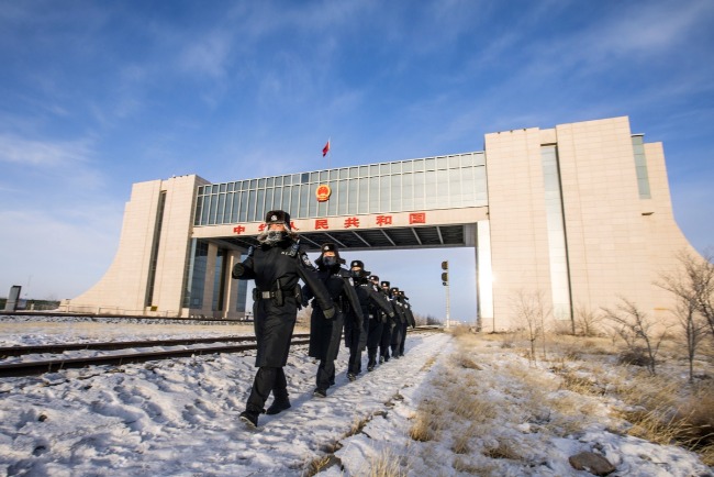 目前蒙古國與中國的經貿關係密切。圖為內蒙古二連浩特的國門，過了國門就會到達蒙古國。
