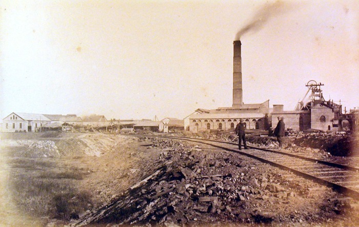 開平煤礦的創立是洋務運動的一部分，旨在解決當時軍事工業對煤鐵的大量需求，並減少對進口煤的依賴。