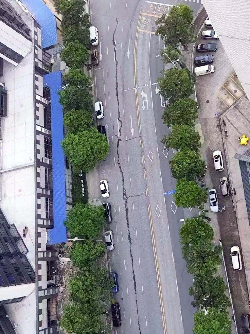 广东清远在2025年6月曾发生4.3级地震，市内有路面出现裂缝。