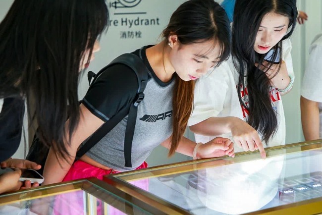 Lab-grown diamonds can be used for both industrial purposes and as jewellery. The picture shows a resident of Zhengzhou, Henan, selecting lab-grown diamonds.