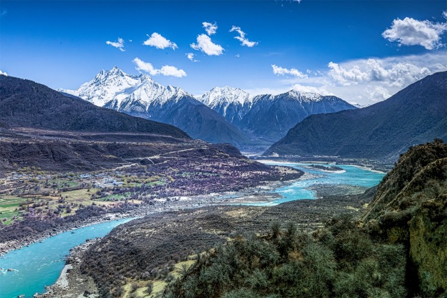 The Yarlung Zangbo Grand Canyon area has ample rainfall and is rich in hydropower resources.