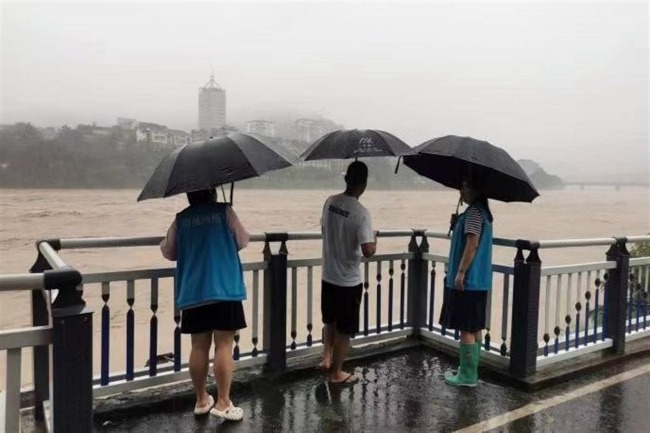 Rainfall affects water levels; relevant staff in Ya'an, Sichuan, were dispatched to inspect for hidden dangers.