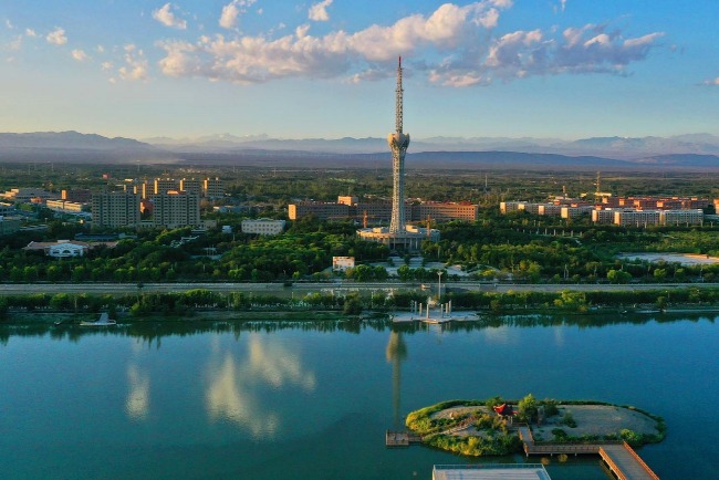 Toksun, with a population of over one hundred thousand, although receiving little rainfall, has a river flowing through it and thus has no worries about water sources.