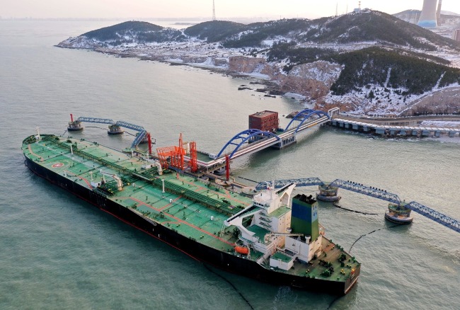 Currently, China imports over 500 million tonnes of petroleum annually. The picture shows an oil tanker unloading crude oil in Yantai, Shandong.