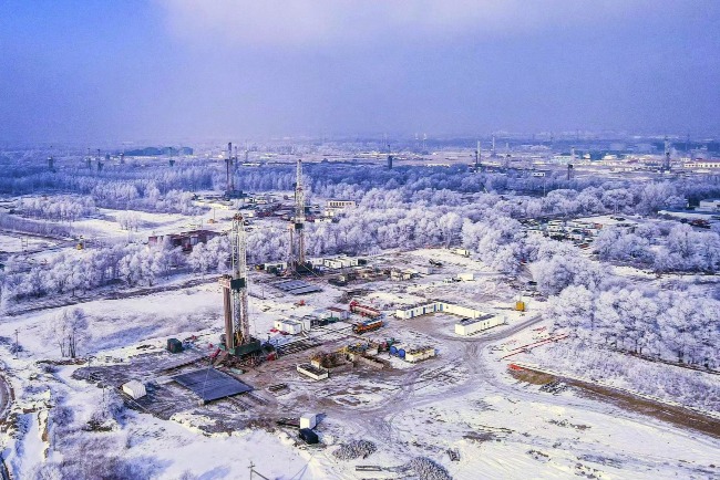 The Daqing oil field has been developed for over 60 years. The picture shows the Daqing oil field in winter.