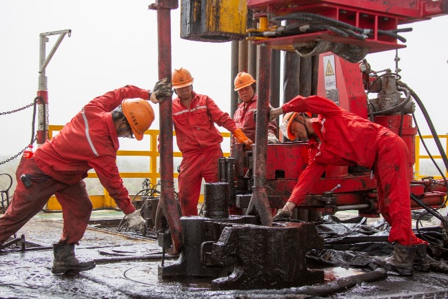 In recent years, China's crude oil production has remained above 200 million tonnes. The picture shows oil workers in Xinjiang.