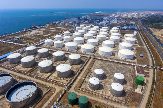 China's oil supply has a high degree of external dependence, posing a huge strategic risk.