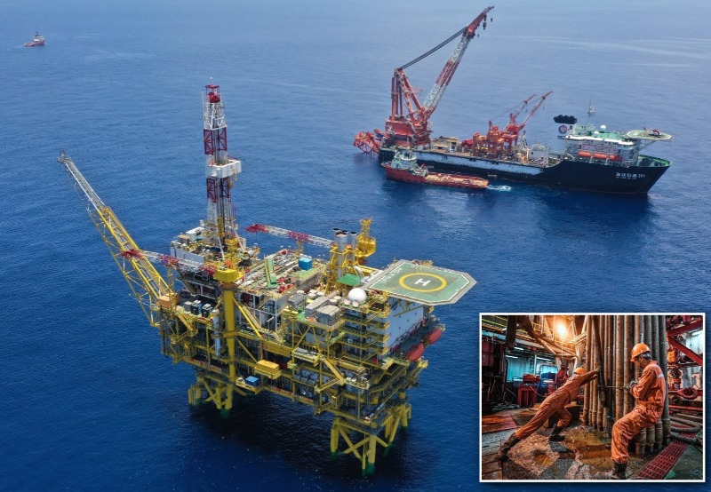 There are several large-scale oilfield projects in the South China Sea waters of the Pearl River Mouth Basin, and the picture shows oilfield facilities in the South China Sea. The inset shows offshore oilfield workers positioning a drill bit.