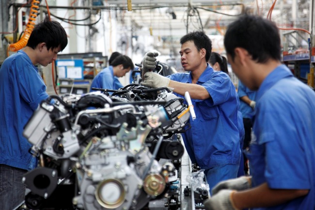 中國是「世界工廠」，生產所需要的石油產品數量龐大。