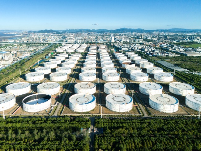 中國是最大石油進口國，每年用以購買石油的資金以千億美元計。圖為儲存原油的巨型油罐。