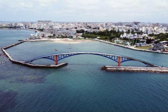 地處台灣海峽的馬公有豐富海洋資源，旅遊業亦發達。