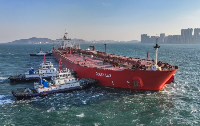 Over 70% of China's crude oil is imported, and maritime transport is the main route. The picture shows an oil tanker leaving Qingdao, Shandong after unloading oil.