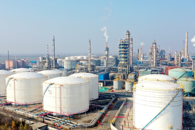 The chemical industry will surpass transport in the future, becoming the largest area of petroleum consumption in China. The picture shows a chemical plant in Dongying, Shandong.