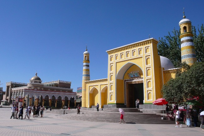 新疆維吾爾族因為傳統文化和宗教信仰，多會在肉孜節、古爾邦節日掃墓。圖為新疆喀什的艾提尕爾清真寺。