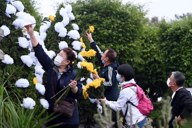 清明節有二千多年歷史，是中國四大傳統節日之一。圖為廣州民眾清明節期間到墓園祭祖。