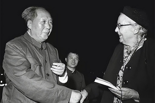 讓「paper-tiger」走向世界的斯特朗晚年定居中國，至1970年離世。圖為1960年代毛澤東和斯特朗握手。