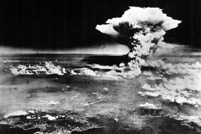 美國1945年8月在日本廣島拋下原子彈，造成重大傷亡。但毛澤東認為原子彈是「紙老虎」，因為它終歸是一種武器，使用它的是人，最終決定戰爭勝負的也是人。