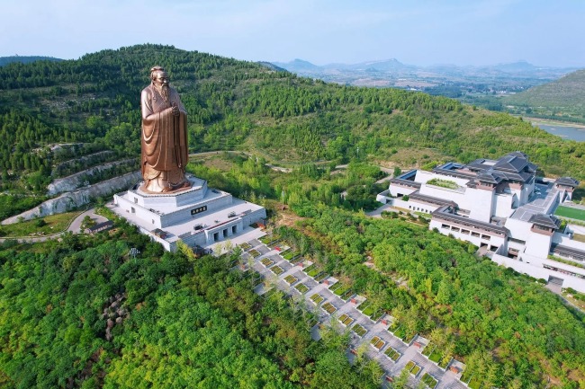 “尼山孔子像”是世界最高孔子像，它位于曲阜市郊。