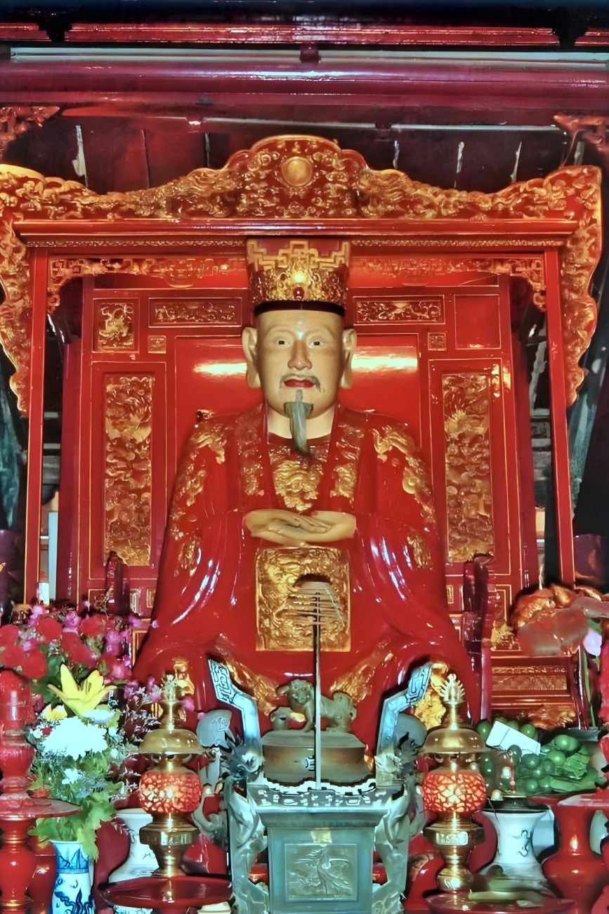 越南河内文庙的孔子像穿明朝官服，与中国大不同。