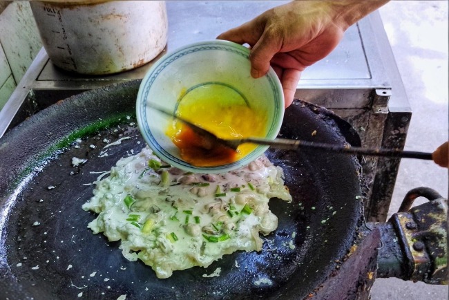 蠔烙（蠔餅）是潮汕傳統食品，它以番薯粉為原料。