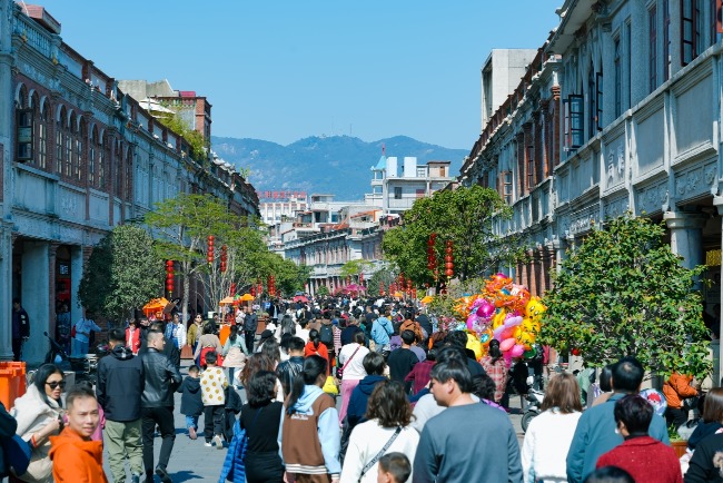 「旅遊」在福建話中有時亦說成「𨑨迌」。圖為福建泉州古城遊人如鯽。