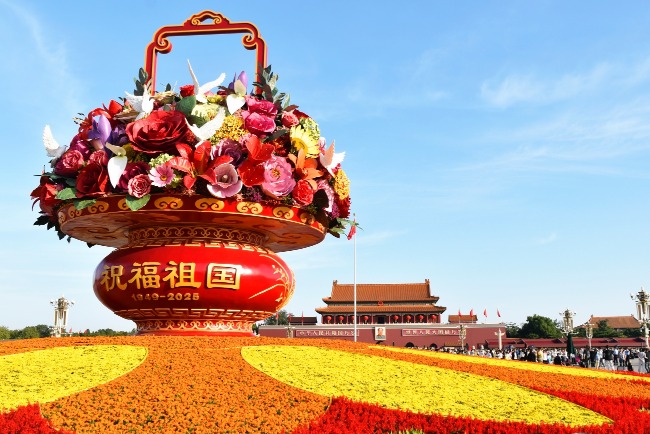 官方指「各方面意見仍存在較大分歧，難以統一，確定國花的時機尚未成熟」。圖為2025年北京天安門廣場的國慶花壇。