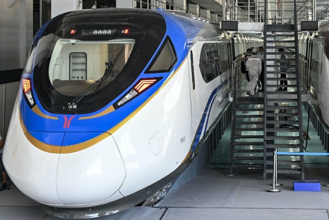 廣州地鐵18號線時速160公里列車，由中車株洲電力機車公司生產。