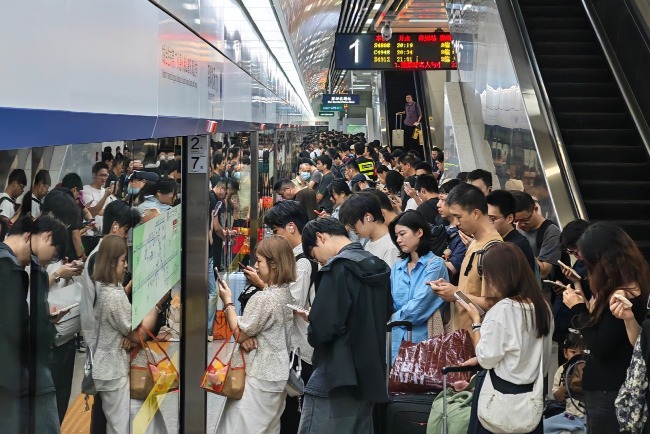 深圳地鐵日均客運量超過1,000萬人次，是中國客運強度最高的地鐵系統。圖為深圳地鐵機場站。