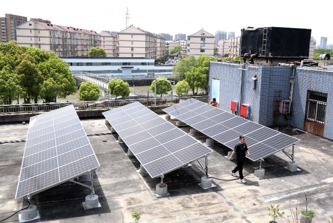 江蘇是光伏裝機第一大省，以分布式為主。圖為常州一處建築物屋頂的太陽能板。