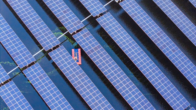 分散式的光伏發電板亦安裝在水面。圖為安徽的漁光互補光伏電站。