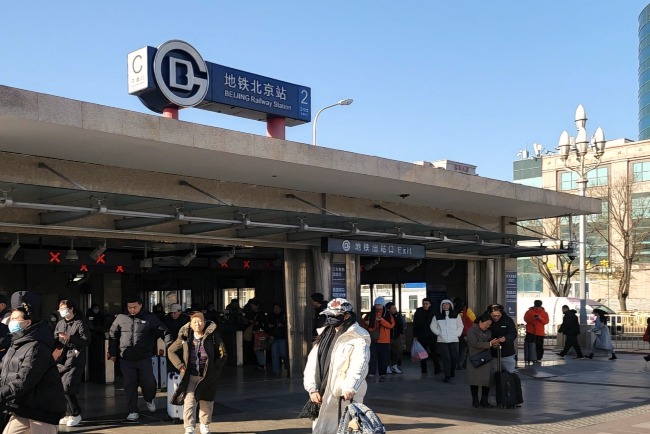 北京是中國最早開通地鐵的城市。圖為地鐵北京站。