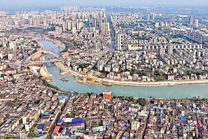 平陆运河流经钦州市品附近，再流出北部湾。