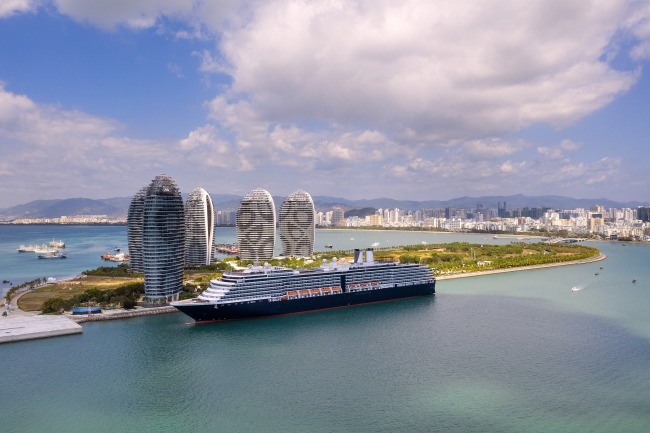 很多到訪海南的旅客會一嘗海南椰子雞，卻沒想到它可能不源自海南。圖為海南三亞的郵輪碼頭。