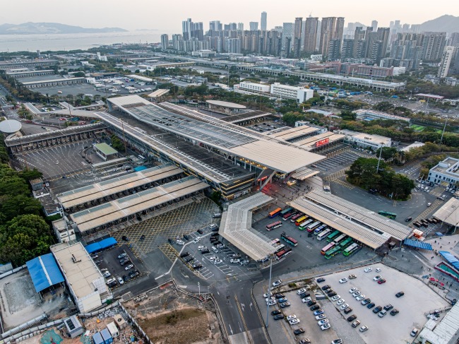 深圳灣口岸是港深第一個實施「一地兩檢」的口岸，港方查驗區的建築費和土地開發費，當年由港方承擔，與新皇崗口岸的情況不同。