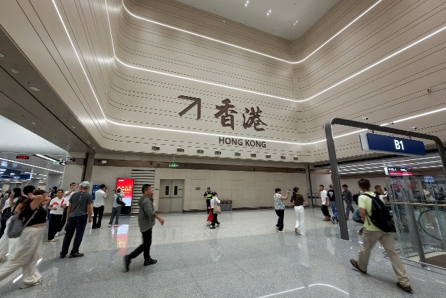 新皇崗口岸除了「一地兩檢」，還實施「合作查驗 一次放行」。