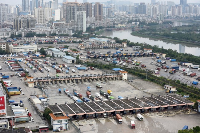 皇崗口岸曾為港深間最重要陸路貨運口岸，但貨運功能已於2025年底停止。圖為2019年的皇崗口岸貨檢通道。