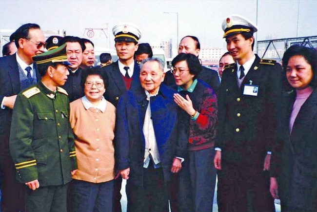 鄧小平在1984和1992年南巡到深圳，都特意到邊境眺望香港。圖為鄧小平1992年在深圳皇崗口岸。