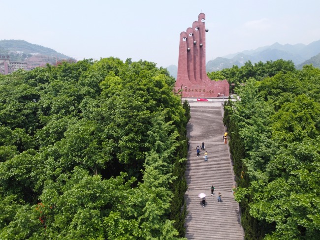 紅軍曾四渡赤水，在「二渡」和「三渡」之間經過茅台鎮。圖為茅台鎮的四渡赤水紀念園。