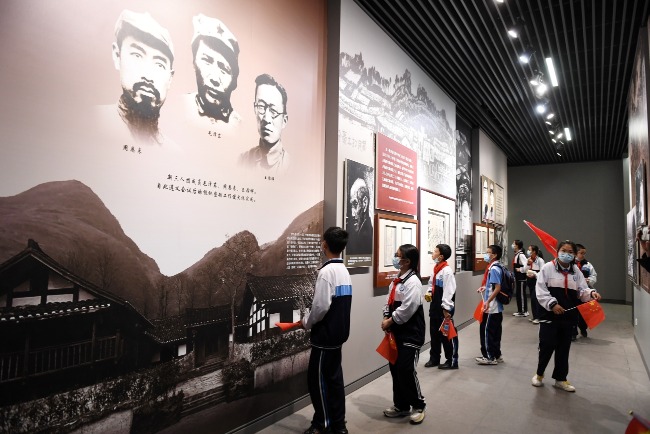 茅台鎮設有「紅軍長征過茅台」陳列館，圖為學生到陳列館參觀。