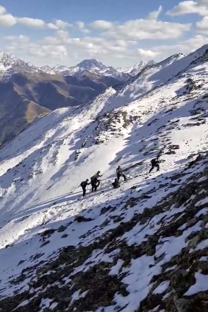 亞克夏山是紅軍長征經過的其中一座雪山，該山4,000多米處建有海拔最高紅軍烈士墓。圖為「重走長征之路」人士翻越雅克夏雪山。